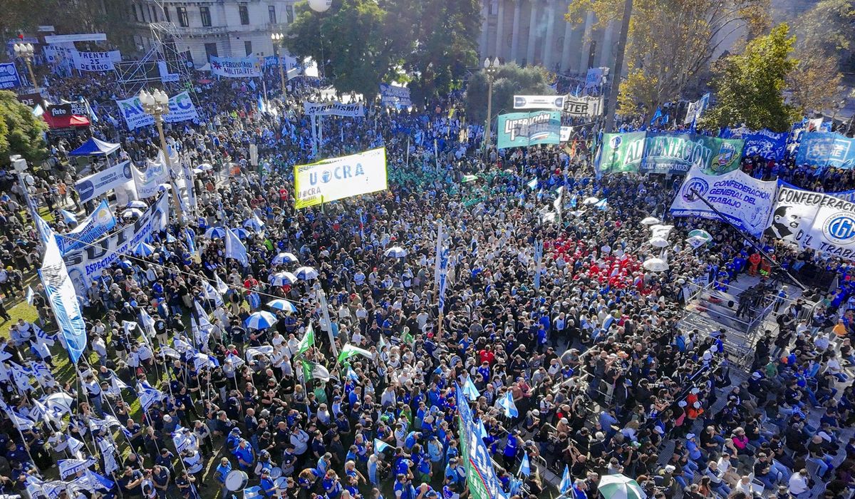 La CGT en Plaza de Mayo. La CGT en Plaza de Mayo.