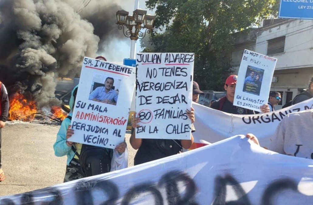 Protesta de cooperativistas por despidos en Lanús, donde gobierna el kirchnerismo.&nbsp; &nbsp;