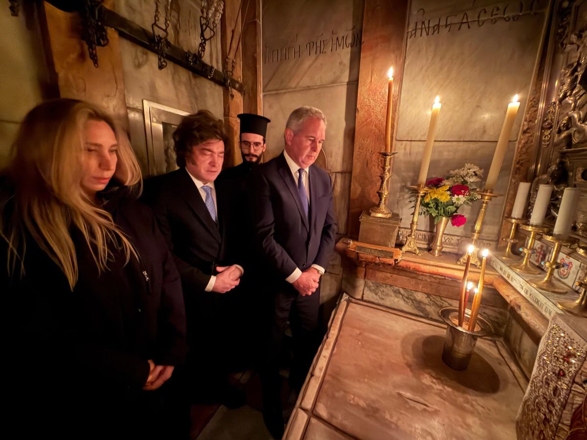 Javier Milei y Karina Milei en la Iglesia del Santo Sepulcro, en Jerusalén (Israel), acompañados por el canciller, Pablo Quirno. Javier Milei y Karina Milei en la Iglesia del Santo Sepulcro, en Jerusalén (Israel), acompañados por el canciller, Pablo Quirno.