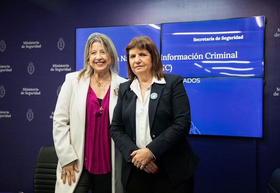 Patricia Bullrich y su sucesora en el ministerio de Seguridad, Alejandra Monteoliva.