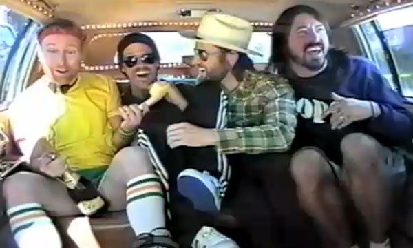Otros días: Foo Fighters en el video de White Limo.