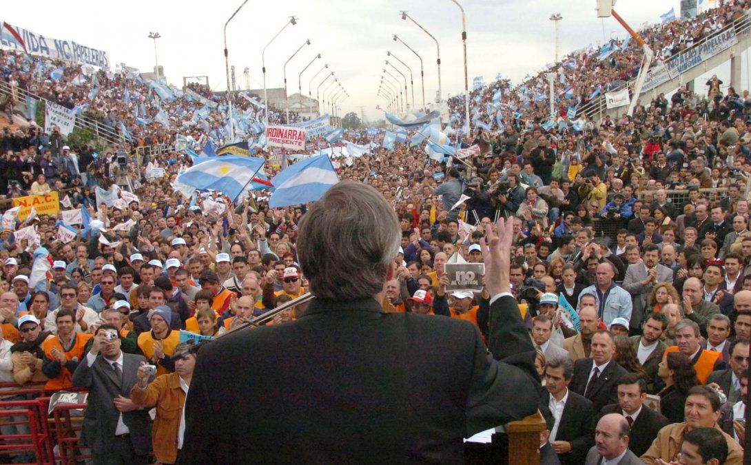 05/05/2006: Néstor Kirchner encabeza el multitudinario acto realizado contra la planta de celulosa que se construía en Uruguay. La convocatoria fue en el Corsódromo de Gualeguaychú. FOTO NA: PRESIDENCIA