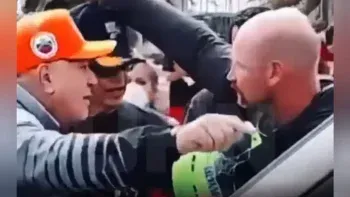 Al pie de las ruinas en Venezuela tras el terremoto, Diosdado Cabello se enfrenta a un rescatista de USA