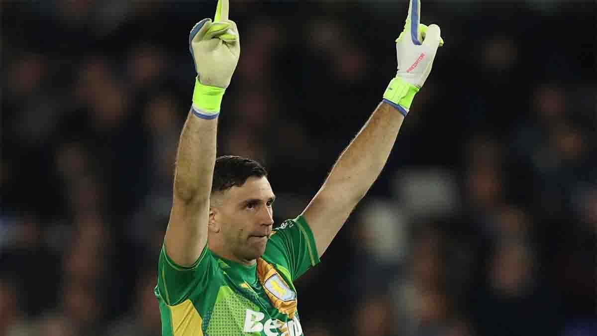 Emiliano Dibu Martínez volvió a Francia para afrontar con el Aston Villa el partido ante el París Saint Germain por los cuartos de final de la Champions League. Emiliano Dibu Martínez volvió a Francia para afrontar con el Aston Villa el partido ante el París Saint Germain por los cuartos de final de la Champions League.