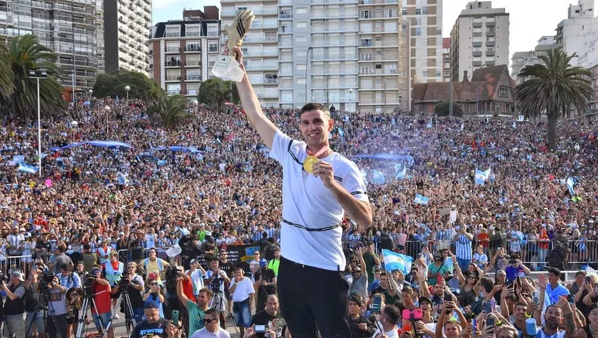 Dibu Martínez festejando la Copa de Qatar y su medalla como mejor arquero del mundial en Mar del Plata Dibu Martínez festejando la Copa de Qatar y su medalla como mejor arquero del mundial en Mar del Plata