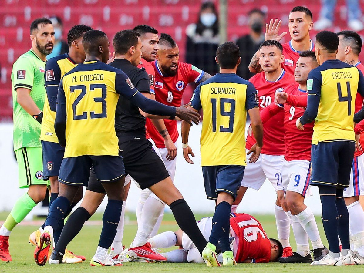 Chile la sigue: Denunció a Ecuador en FIFA y pide clasificar