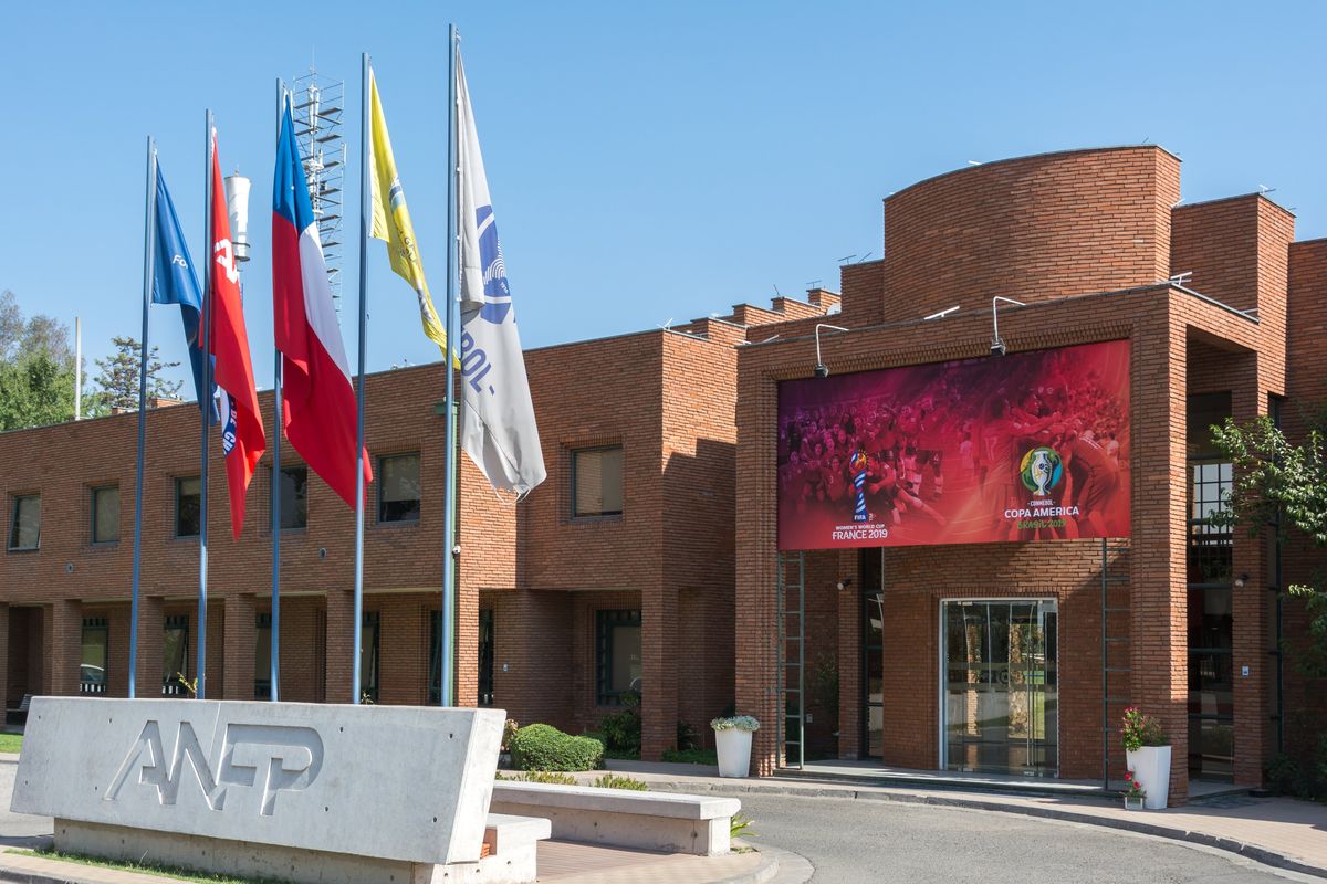 La Asociación Nacional de Fútbol Chileno se vio obligada a cancelar los contratos con las casas de apuestas. La Asociación Nacional de Fútbol Chileno se vio obligada a cancelar los contratos con las casas de apuestas.