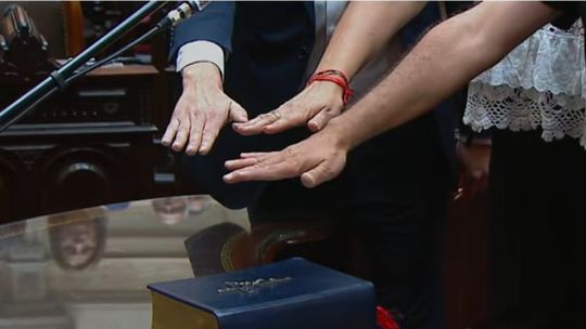 Juraron los diputados en una sesión que rozó el bochorno... Juraron los diputados en una sesión que rozó el bochorno...