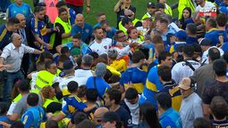 Sergio Romero discutiendo con un fan de Boca Juniors.