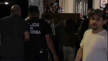 La gresca entre militantes de La Libertad Avanza con intervención policial. La gresca entre militantes de La Libertad Avanza con intervención policial.