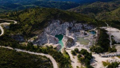 Una laguna turquesa entre las sierras de Córdoba