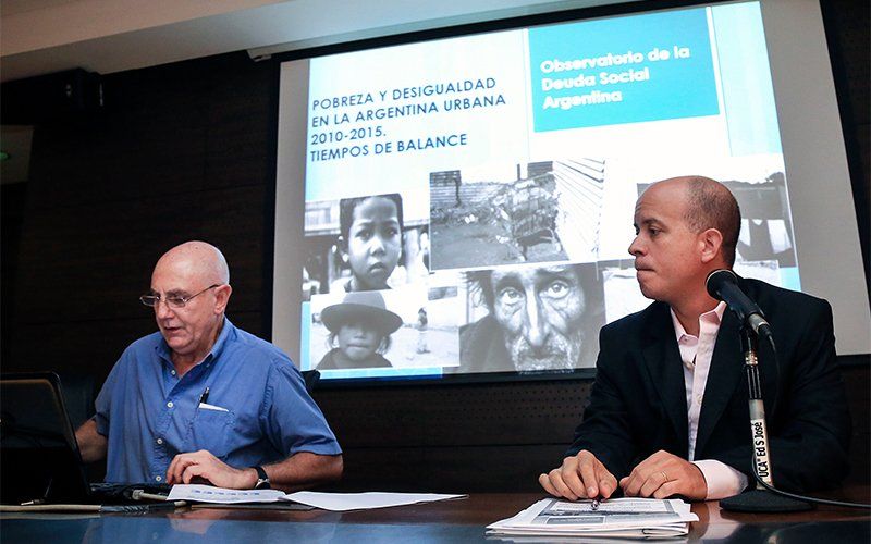 El Director de Investigación del Observatorio de la Deuda Social Argentina, Agustin Salvia y Juan Cruz Hermida, Director de Gestión del mismo durante la presentacion del Indice de Pobreza elaborado por la Universidad Catolica Argentina. Foto: NA.