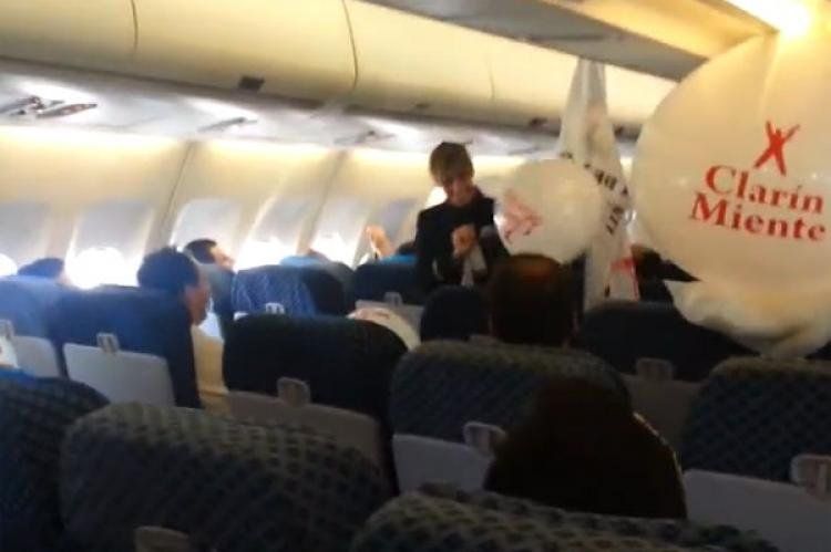 La azafata fue piropeada por la comitiva que viajaba a Vietnam. (Foto: Captura de video)