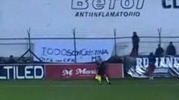 La Policía porteñasecuestró en el estadio de Defensores de Belgrano una bandera de respaldo aCristina Kirchner durante el partido frente a All Boys. (Foto: Twitter) La Policía porteñasecuestró en el estadio de Defensores de Belgrano una bandera de respaldo aCristina Kirchner durante el partido frente a All Boys. (Foto: Twitter)