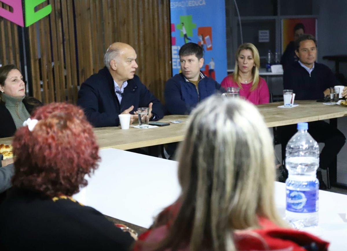 Néstor Grindetti con docentes y directores en Esteban Echeverría Néstor Grindetti con docentes y directores en Esteban Echeverría