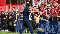 Gustavo Costas, irritado en el clásico por el arbitraje