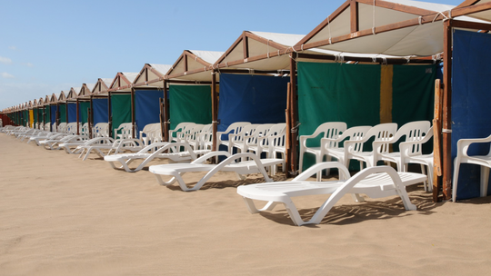 Mar del Plata privatizada, poca arena y carpas caras; Redrado-Salazar, no se suspende por vacaciones