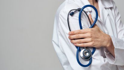 Médicos platenses advierten crítica situación laboral