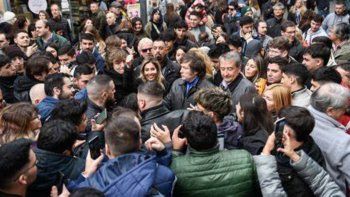 Javier Milei en su llegada a Rosario rodeado de jóvenes en su mayoría Javier Milei en su llegada a Rosario rodeado de jóvenes en su mayoría