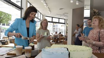 Ximena Sáenz compartiendo la Torta Bonaerense. Ximena Sáenz compartiendo la Torta Bonaerense.