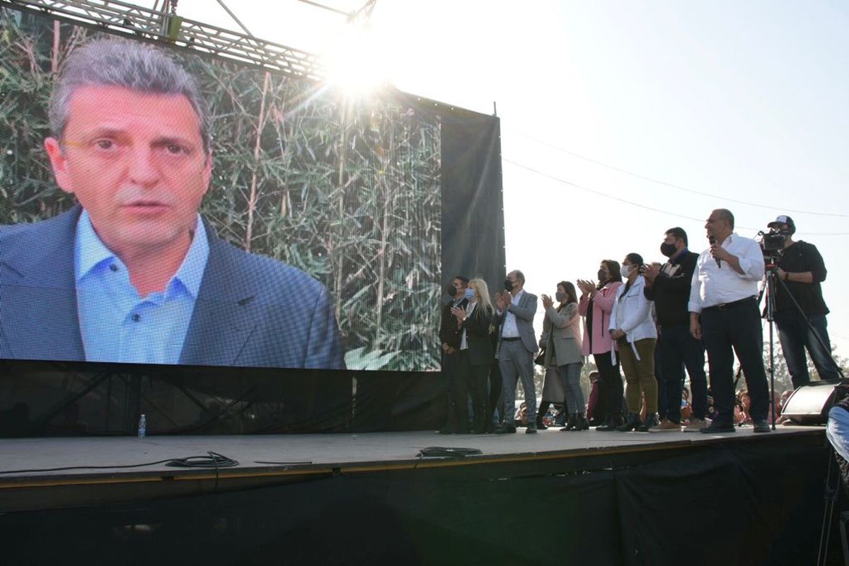 Juan Manzur recibió el apoyo de Sergio Massa y Máximo Kirchner en el acto en el Hipódromo de San Miguel de Tucumán.