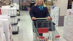 altText(Carrió se queja porque por la inflación no puede llenar el chango)}