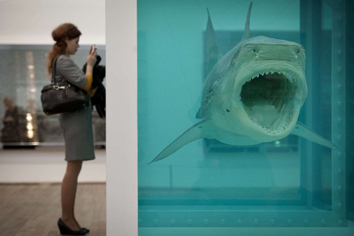 La imposibilidad física de la muerte en la mente de alguien vivo (1991) de Hirst.