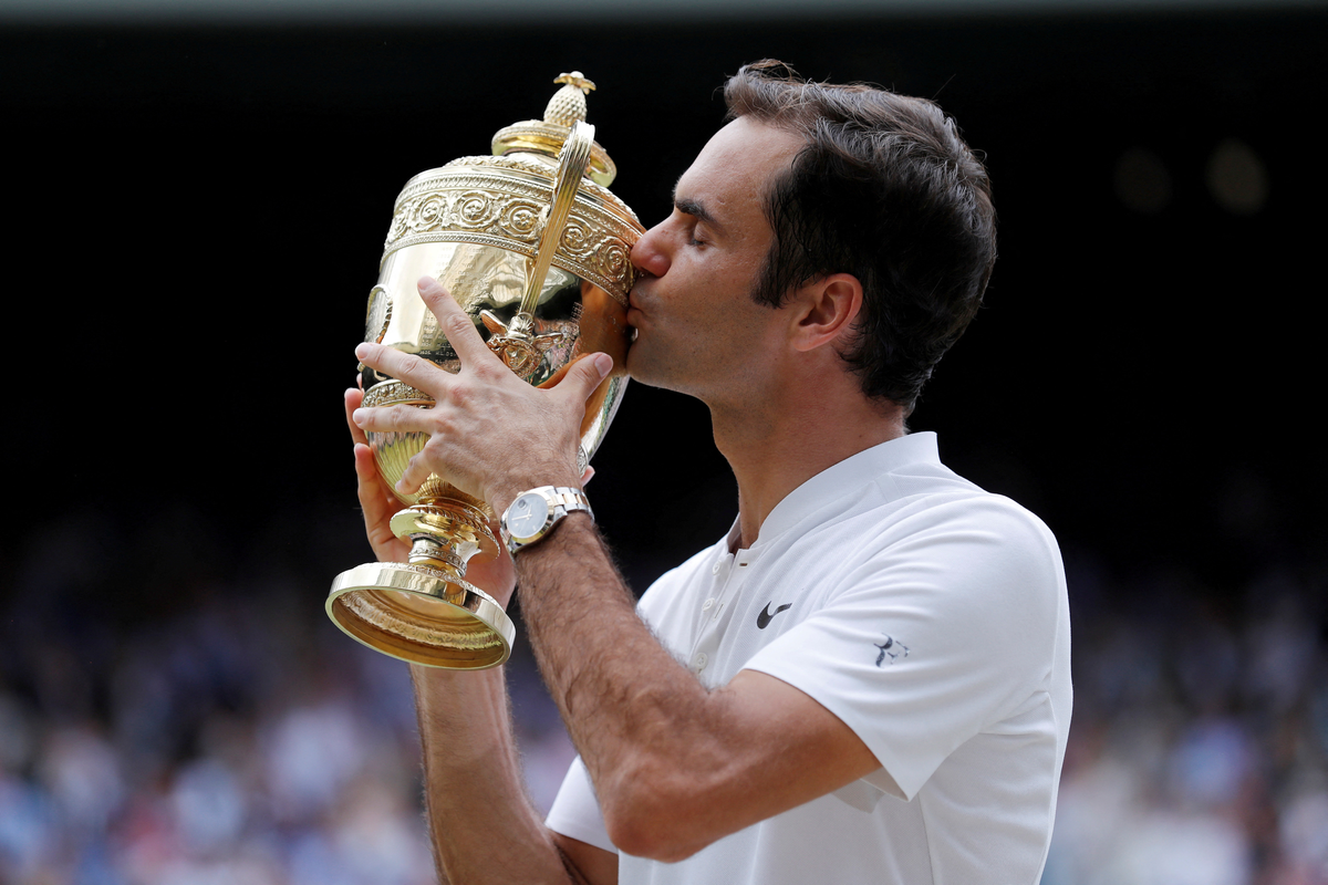 Roger Federer levantando el trofeo de Wimbledon 2017.