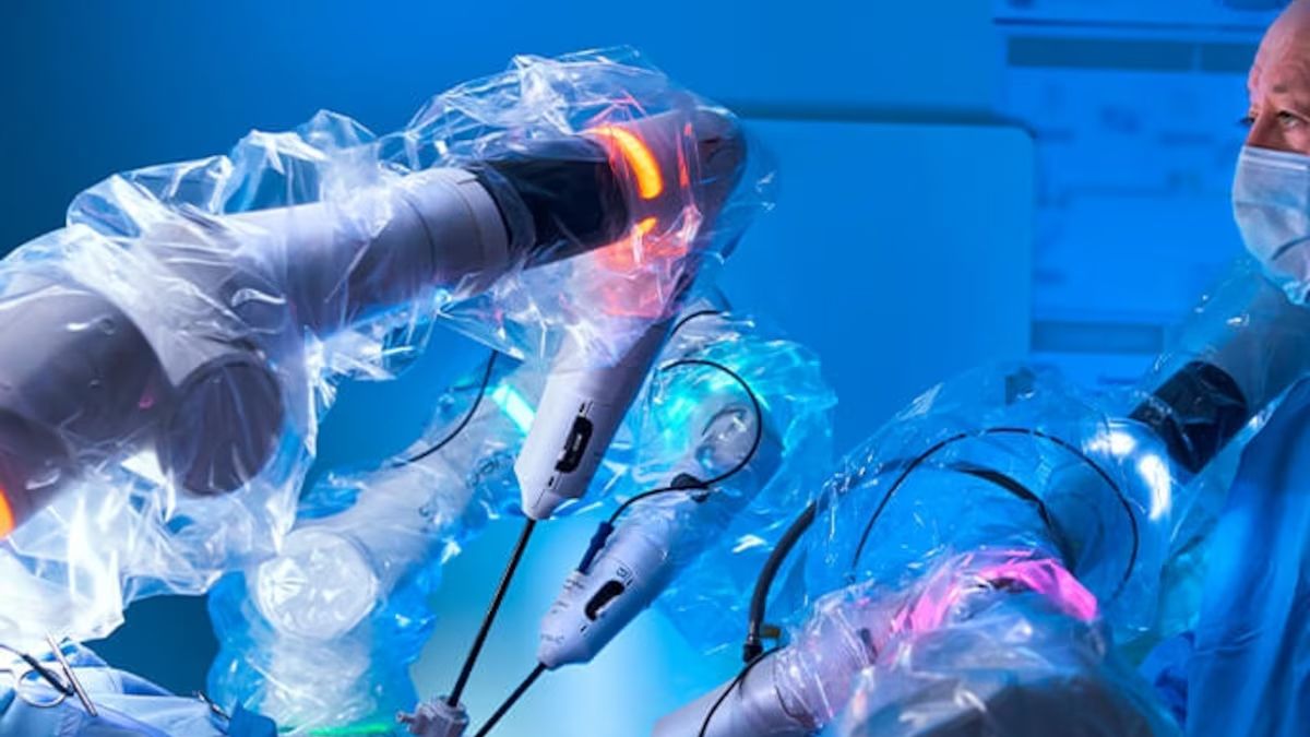 La medicina continúa en transformación con la implementación de androides en el quirófano que permiten realizar cirugías mínimamente invasivas. La medicina continúa en transformación con la implementación de androides en el quirófano que permiten realizar cirugías mínimamente invasivas.