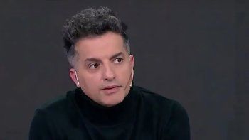 Ángel de Brito cuestiona a América TV por cambio de horario. Ángel de Brito cuestiona a América TV por cambio de horario.