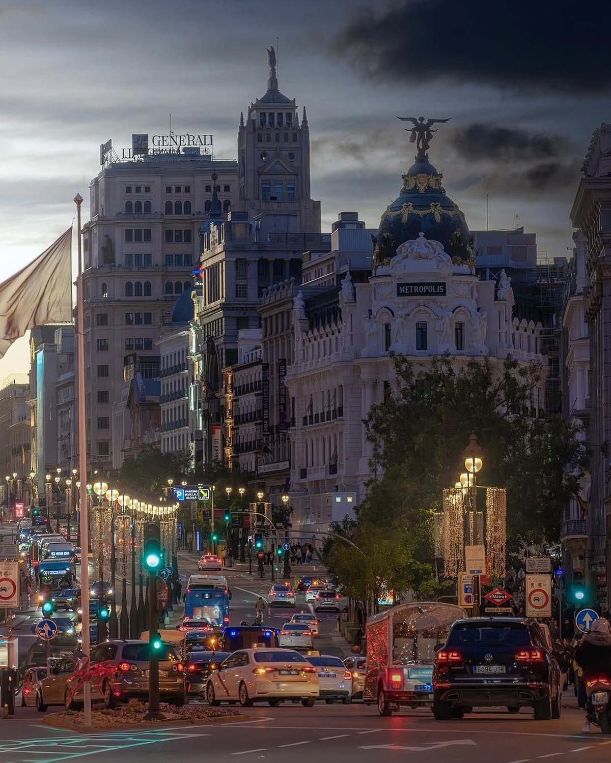 El edificio Metrópolis al atardecer sobre Gran Vía, una de las postales que sintetizan la energía y el atractivo de Madrid. El edificio Metrópolis al atardecer sobre Gran Vía, una de las postales que sintetizan la energía y el atractivo de Madrid. 