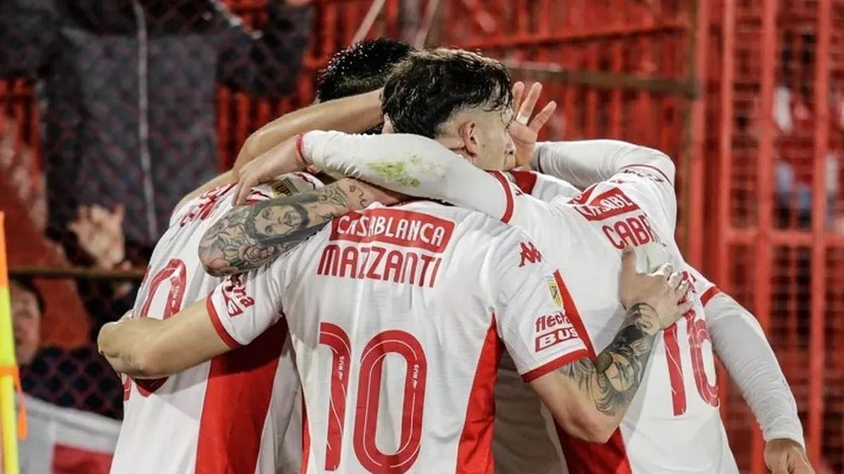 Huracán goza de un gran presente futbolístico que lo tiene puntero de la Liga Profesional gracias a una suma de juventud, experiencia y velocidad en el ataque. Huracán goza de un gran presente futbolístico que lo tiene puntero de la Liga Profesional gracias a una suma de juventud, experiencia y velocidad en el ataque.