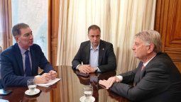 El gobernador pampeano Sergio Ziliotto con Diego Santilli y Manuel Adorni.