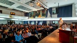 Martín Guzmán en la CGT explicando el acuerdo con el FMI alos sindicalistas.