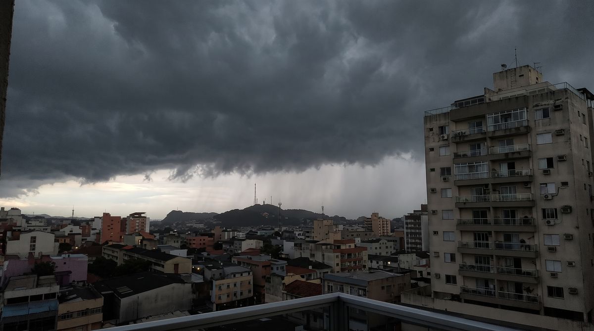 El cielo de Guayaquil se oscureció en plena tarde del 26 de octubre por una densa formación de nubes que anticipó una intensa tormenta. El cielo de Guayaquil se oscureció en plena tarde del 26 de octubre por una densa formación de nubes que anticipó una intensa tormenta.