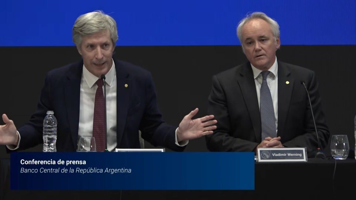Santiago Bausili e Iván Werning, presidente y vice, respectivamente, del BCRA, este lunes en conferencia de prensa.&nbsp;