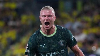 Haaland pone el 2 a 1 para el Manchester City de penal y da vuelta un partido muy loco. Haaland pone el 2 a 1 para el Manchester City de penal y da vuelta un partido muy loco.