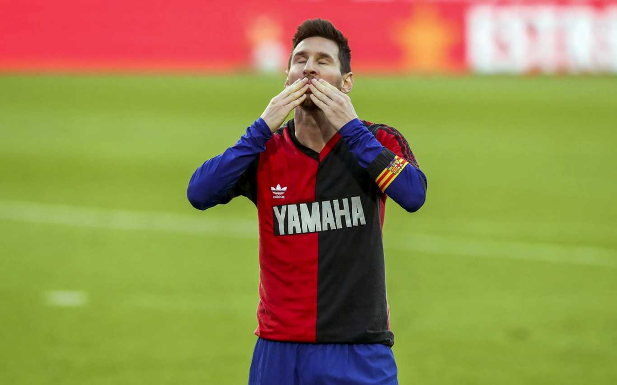 Leo, con la camiseta de Newell´s en el homenaje que le hizo a Maradona tras su fallecimiento Leo, con la camiseta de Newell´s en el homenaje que le hizo a Maradona tras su fallecimiento