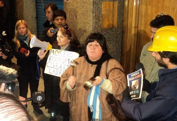 Antonio Marioni, Notero Obrero de Duro de Domar, exhibiendo el afiche ante caceroleras frente a lo de Guillermo Moreno.