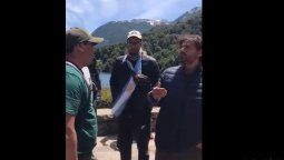 Juan Grabois discute con un empleado de la estancia de Joe Lewis en Lago Escondido.&nbsp; &nbsp;