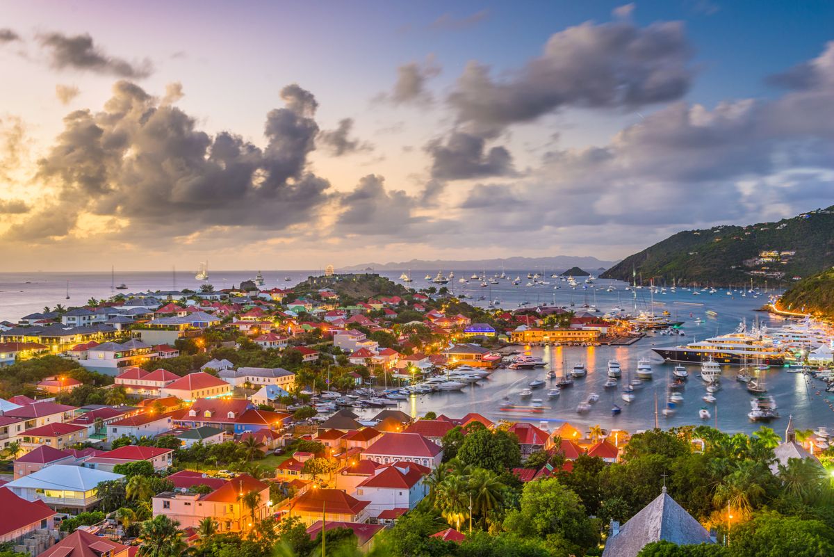 Saint Barths de noche: villas iluminadas sobre las colinas y el Caribe en silencio, la postal del lujo discreto que define a la isla. Saint Barths de noche: villas iluminadas sobre las colinas y el Caribe en silencio, la postal del lujo discreto que define a la isla.