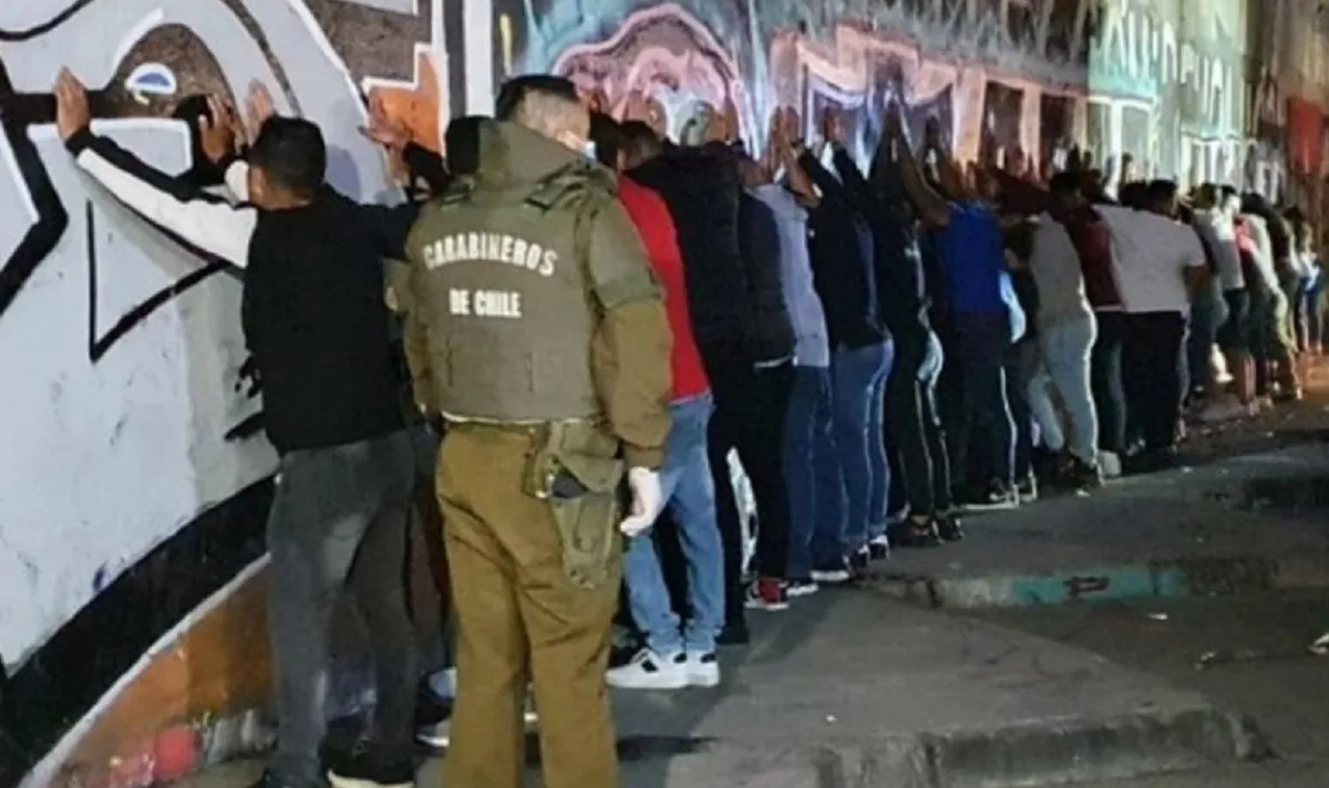 En la fiesta clandestina, 41 venezolanos detenidos en Parque O'Higgins: son temas que tuvieron repercusión en la prensa. En la fiesta clandestina, 41 venezolanos detenidos en Parque O'Higgins: son temas que tuvieron repercusión en la prensa.