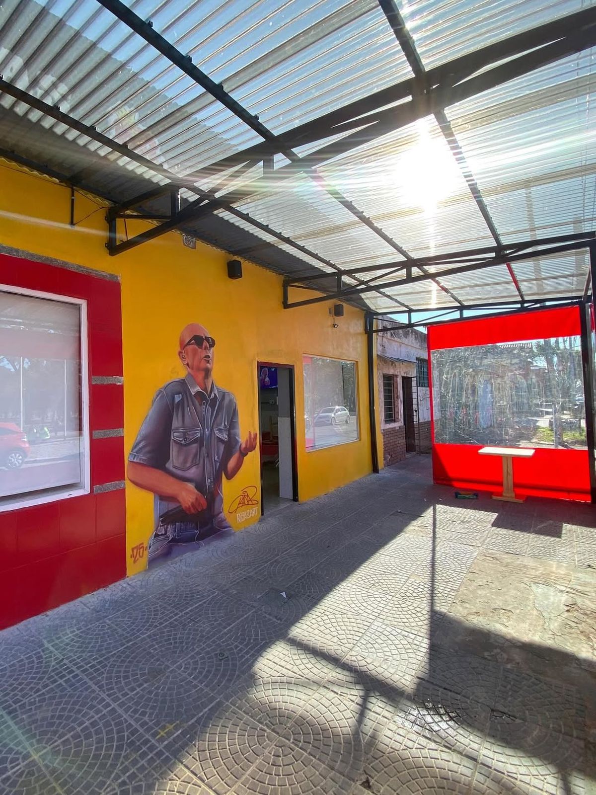 La mística de Pizza Redonditos no la tiene ningún local de Avellaneda. La mística de Pizza Redonditos no la tiene ningún local de Avellaneda.