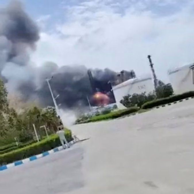 Una imagen de un video difundido en redes sociales muestra un incendio en una refinería de petróleo en la isla iraní de Lavan. Una imagen de un video difundido en redes sociales muestra un incendio en una refinería de petróleo en la isla iraní de Lavan.