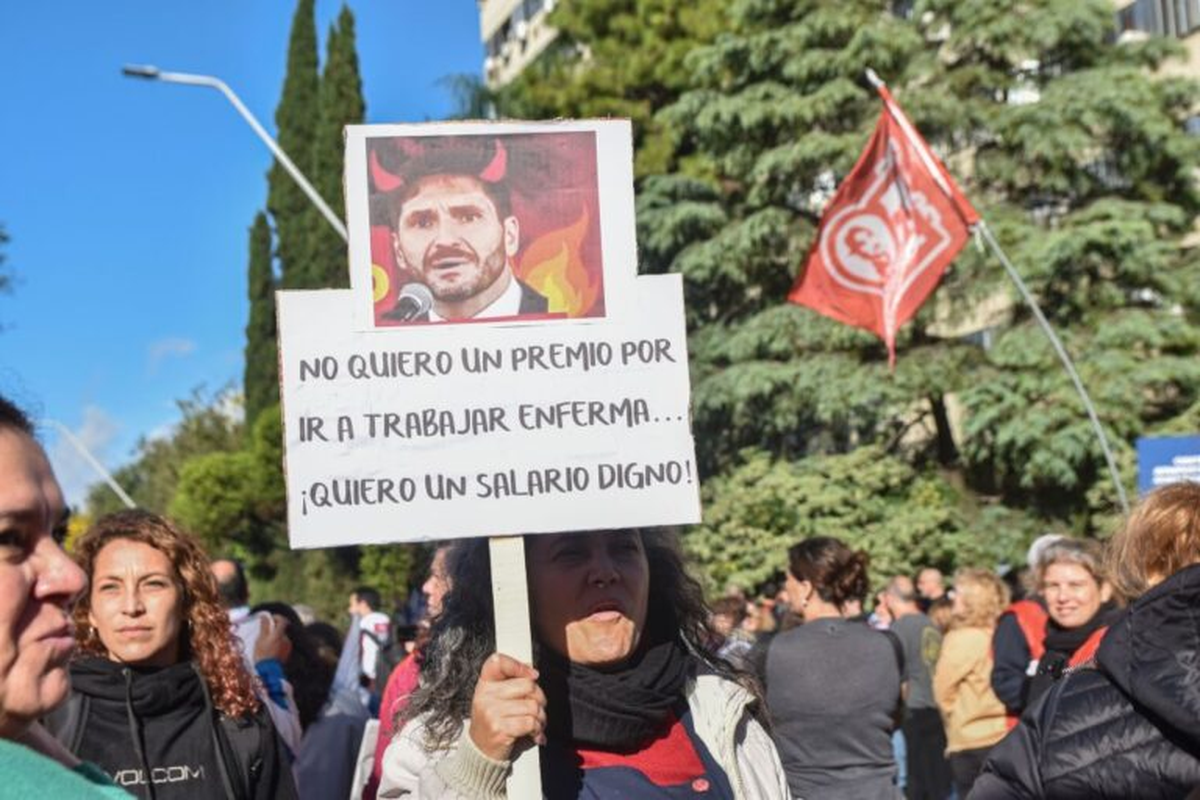 Una carta de docentes denuncia decisiones unilaterales, precarización laboral y retrocesos en derechos históricos, en un año marcado por la confrontación entre el Ejecutivo y el sistema educativo. Una carta de docentes denuncia decisiones unilaterales, precarización laboral y retrocesos en derechos históricos, en un año marcado por la confrontación entre el Ejecutivo y el sistema educativo.
