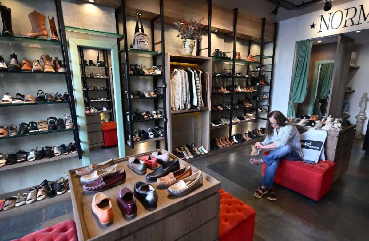 Crisis en Argentina: cierra zapatería y liquida todo a precios ganga.