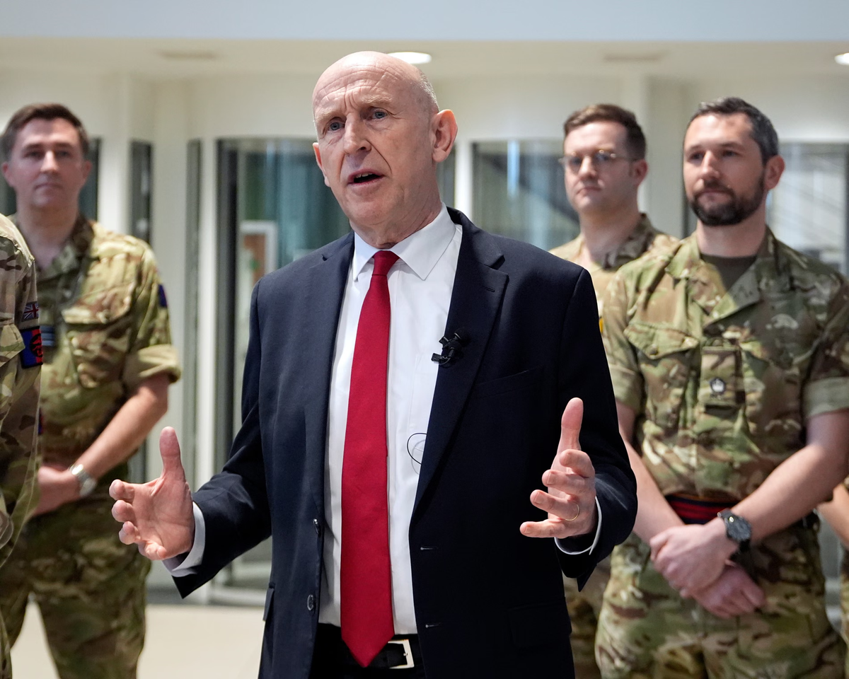 El secretario de Defensa del Reino Unido, John Healey, recibió información de oficiales en el cuartel general del ejército británico en el noroeste de Londres El secretario de Defensa del Reino Unido, John Healey, recibió información de oficiales en el cuartel general del ejército británico en el noroeste de Londres