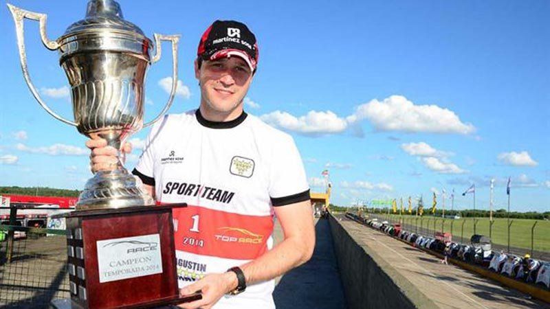Agustín Canapino con el trofeo de pentacampeón de Top Race V6 en la ciudad de Concordia, provincia de Entre Rios