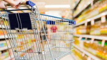 Una importante cadena de supermercados comenzó a despedir trabajadores y temen por más