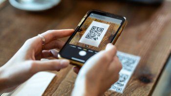 Un código QR (respuesta rápida) es una etiqueta óptica bidimensional que almacena información legible por máquinas,